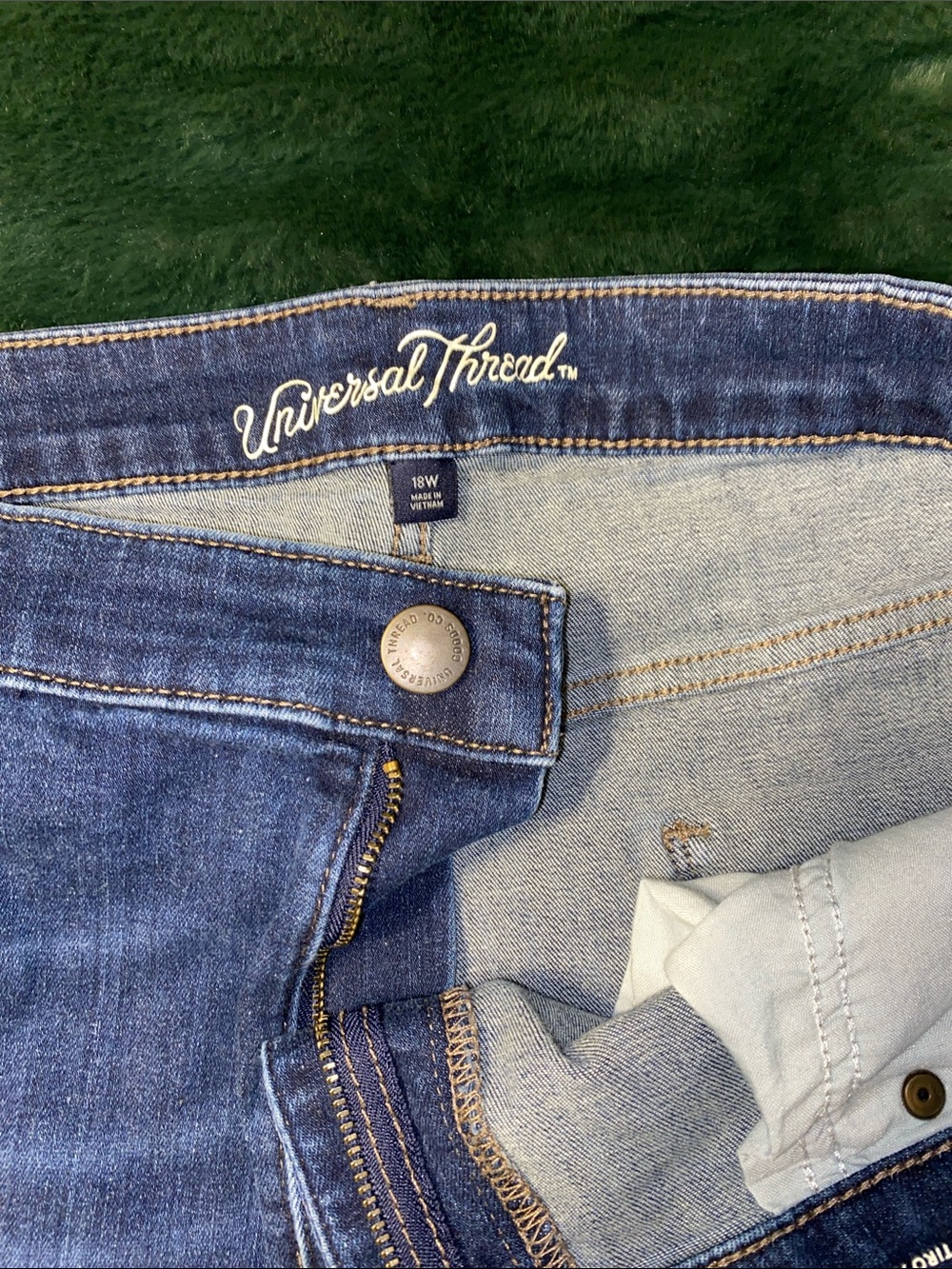 Universal Thread Medium Blue Distressed Rolled Cuff Jean Shorts - Picture 2 of 4
